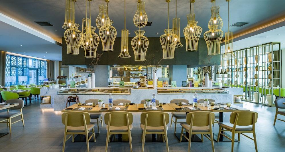 Novotel Airport 4*